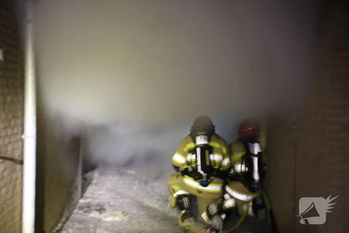 Houten bank vliegt in brand