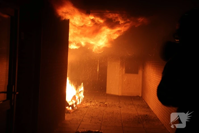 Houten bank vliegt in brand