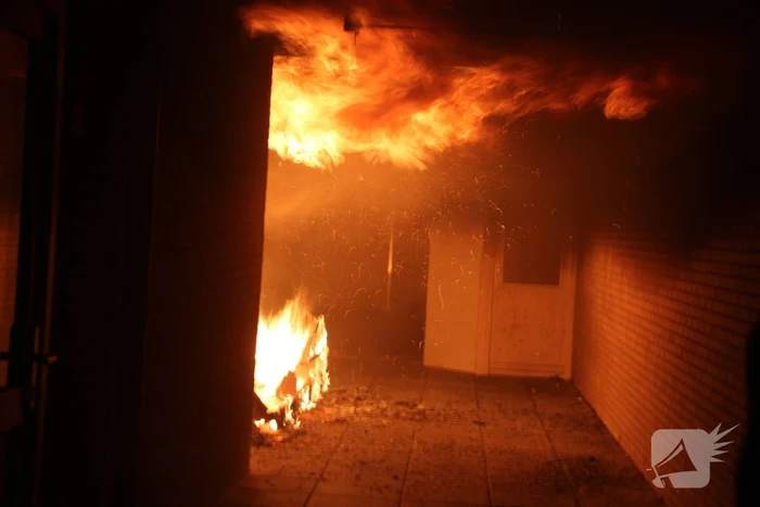 Houten bank vliegt in brand