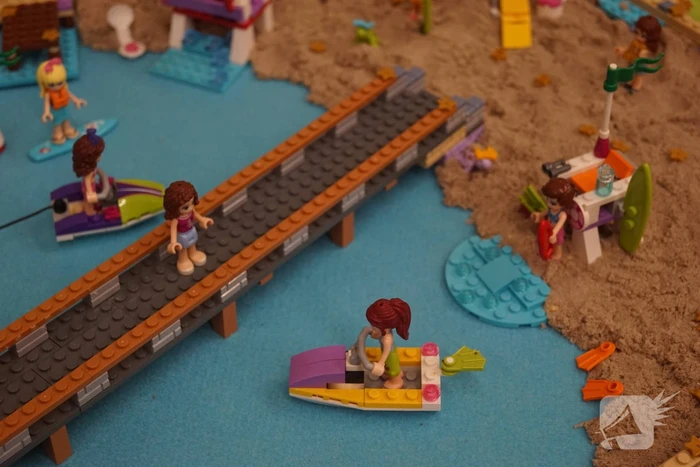 LEGO-liefhebbers bewonderen tentoongestelde creaties