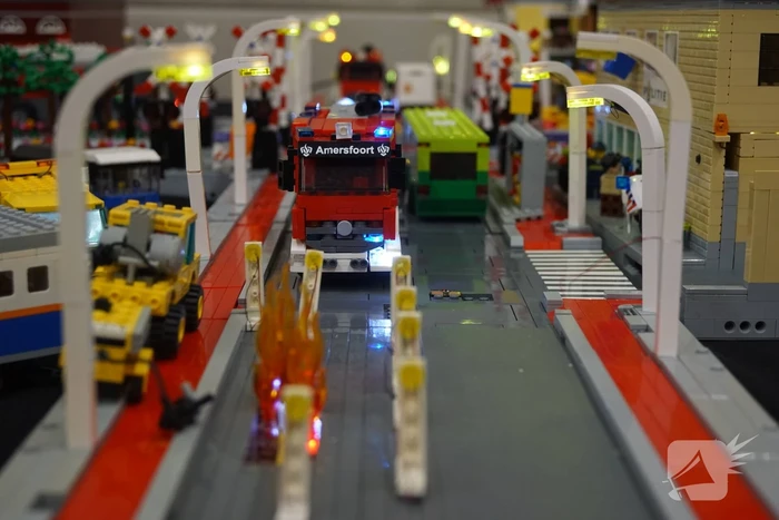 LEGO-liefhebbers bewonderen tentoongestelde creaties