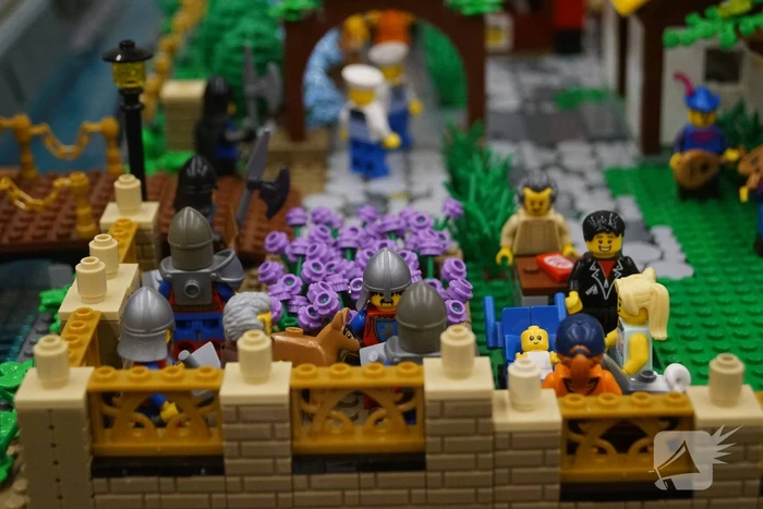 LEGO-liefhebbers bewonderen tentoongestelde creaties