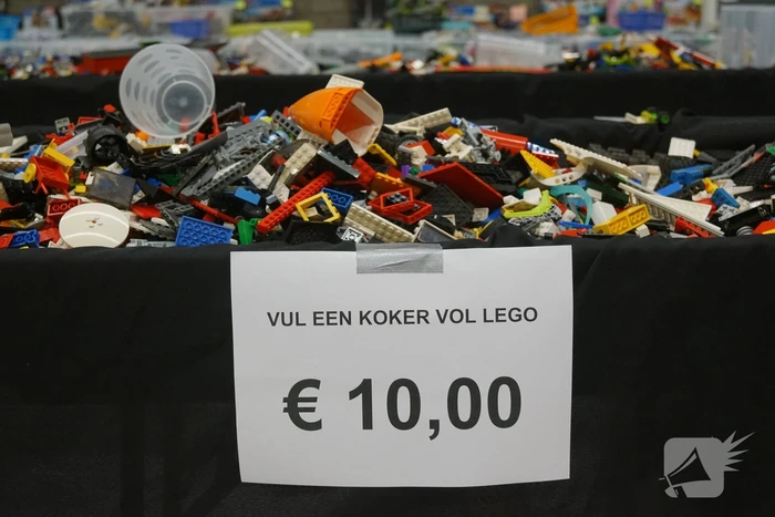 LEGO-liefhebbers bewonderen tentoongestelde creaties