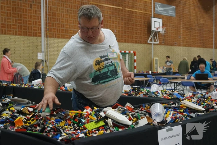 LEGO-liefhebbers bewonderen tentoongestelde creaties