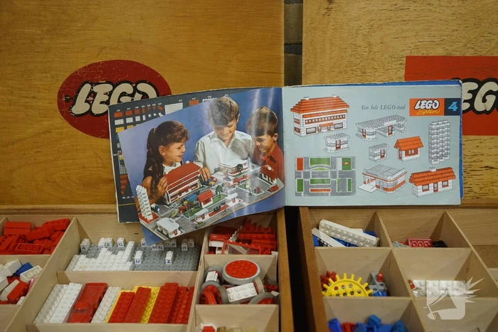 LEGO-liefhebbers bewonderen tentoongestelde creaties