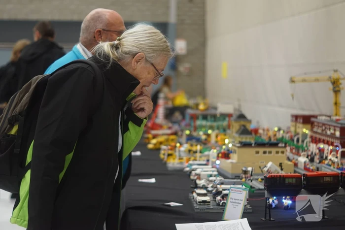 LEGO-liefhebbers bewonderen tentoongestelde creaties