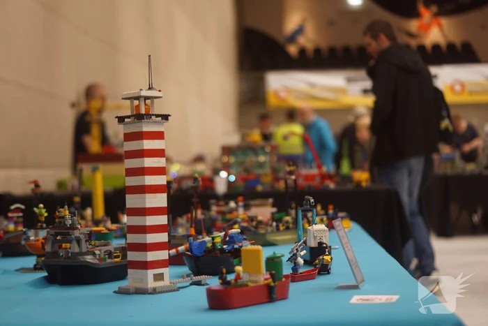 LEGO-liefhebbers bewonderen tentoongestelde creaties