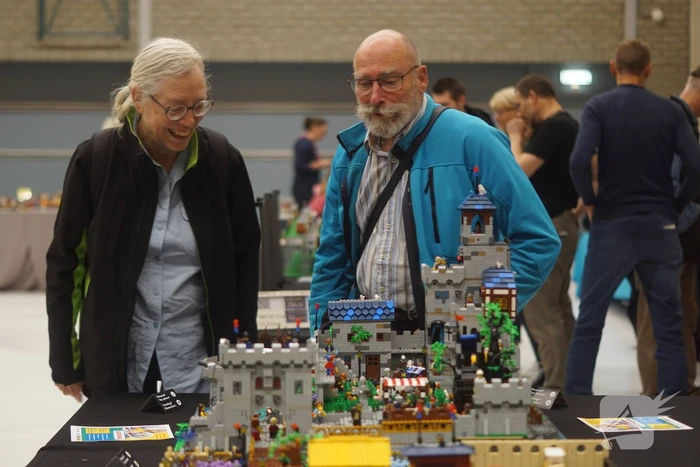 LEGO-liefhebbers bewonderen tentoongestelde creaties