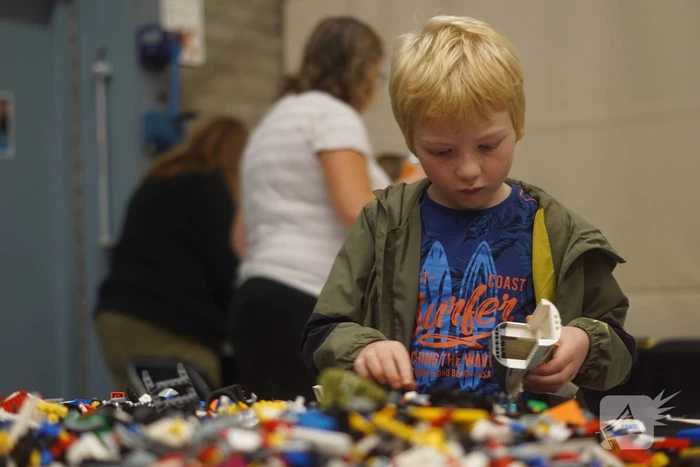 LEGO-liefhebbers bewonderen tentoongestelde creaties