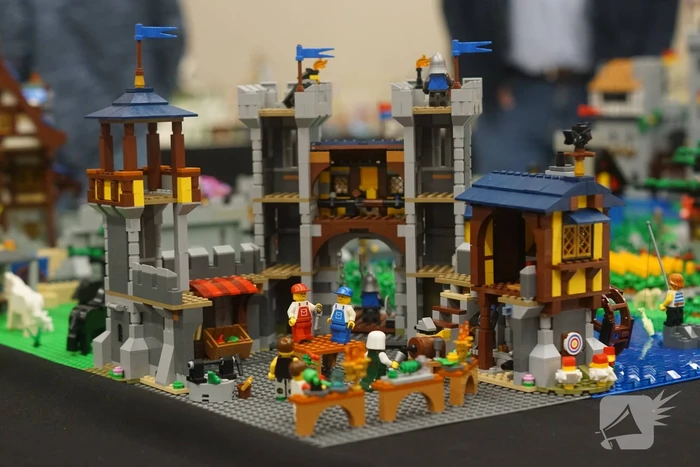 LEGO-liefhebbers bewonderen tentoongestelde creaties