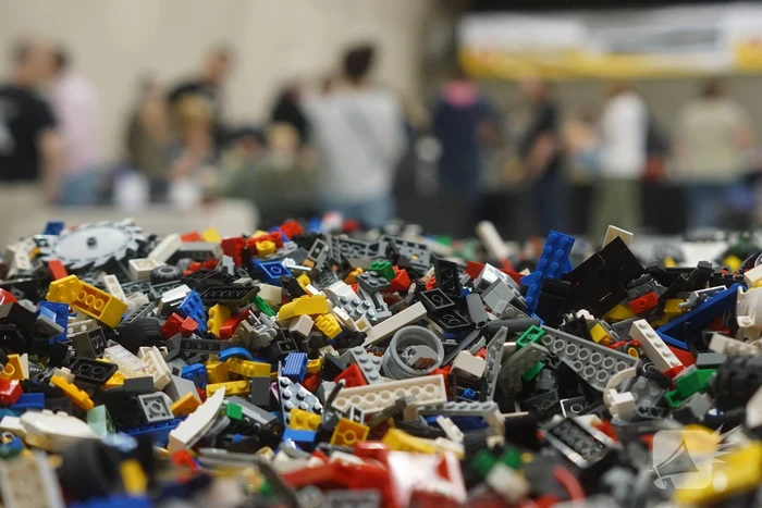 LEGO-liefhebbers bewonderen tentoongestelde creaties