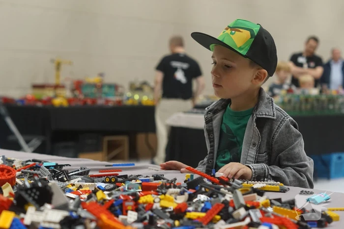 LEGO-liefhebbers bewonderen tentoongestelde creaties