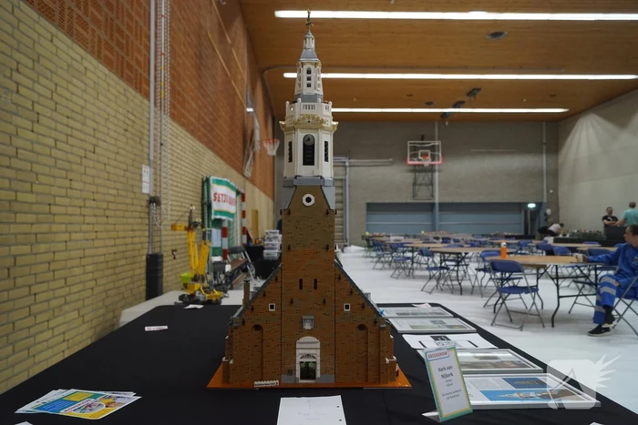 Nagebouwde Grote Kerk van Lego tentoongesteld