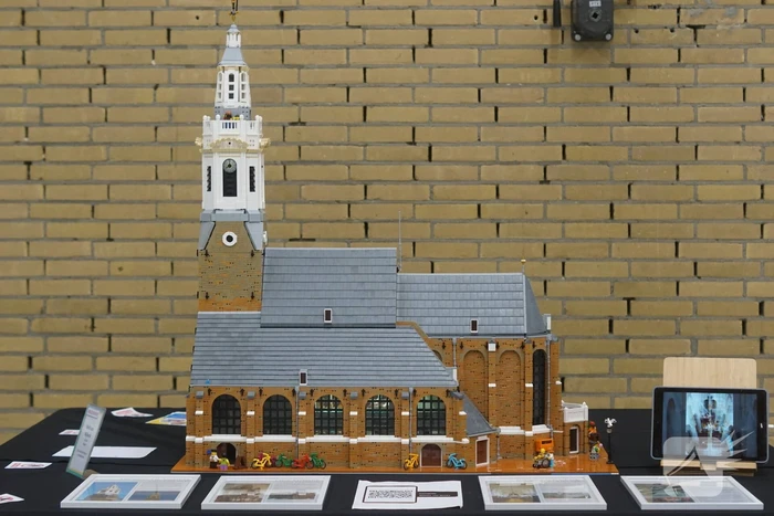 Nagebouwde Grote Kerk van Lego tentoongesteld