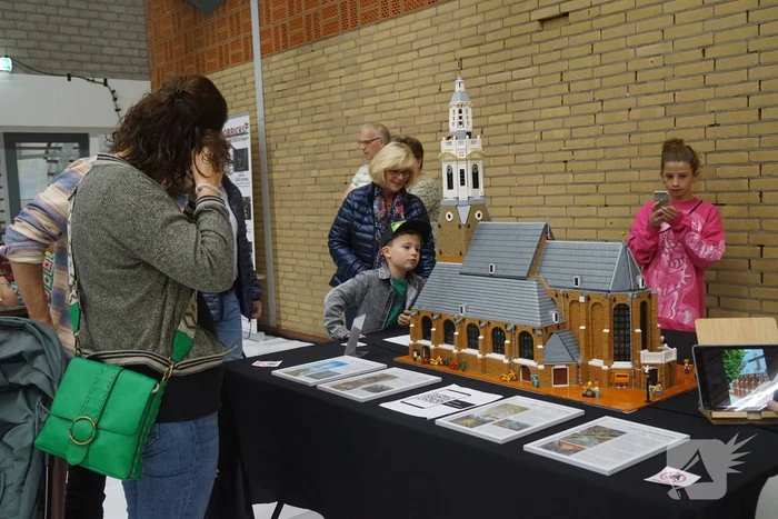 Nagebouwde Grote Kerk van Lego tentoongesteld