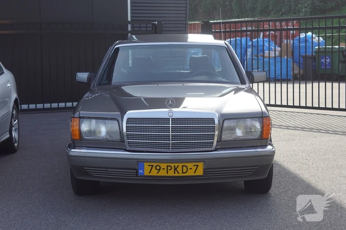 Beeldschone Mercedes-Benz voertuigen geparkeerd