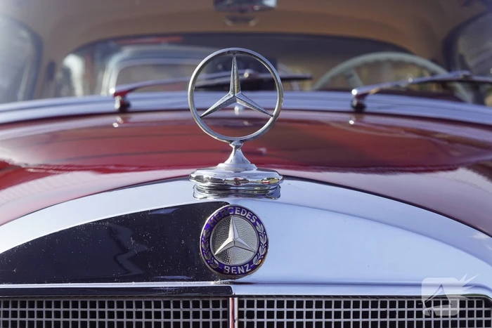 Beeldschone Mercedes-Benz voertuigen geparkeerd