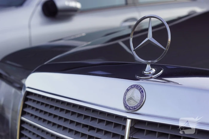 Beeldschone Mercedes-Benz voertuigen geparkeerd
