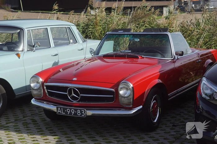 Beeldschone Mercedes-Benz voertuigen geparkeerd