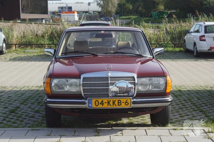 Beeldschone Mercedes-Benz voertuigen geparkeerd