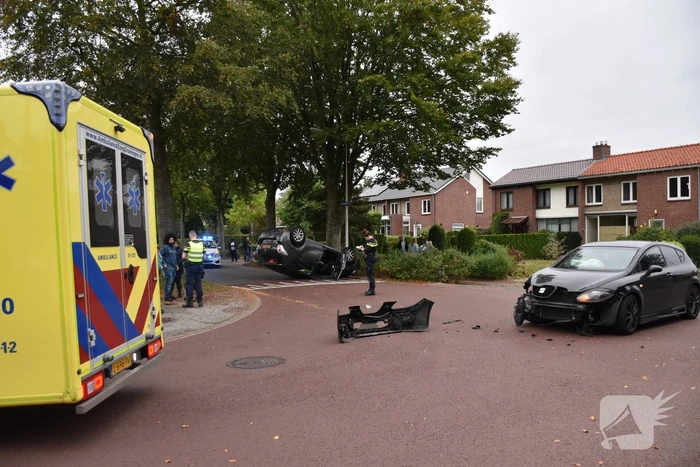 Auto belandt op kop na aanrijding op kruising