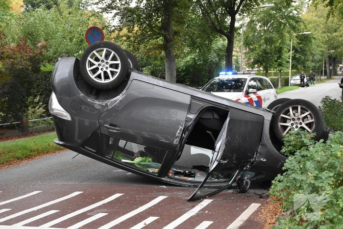 Auto belandt op kop na aanrijding op kruising