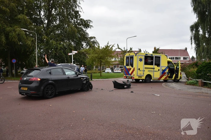 Auto belandt op kop na aanrijding op kruising