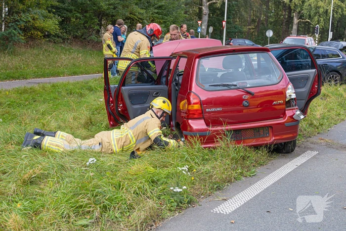 Twee kinderen gecontroleerd na aanrijding