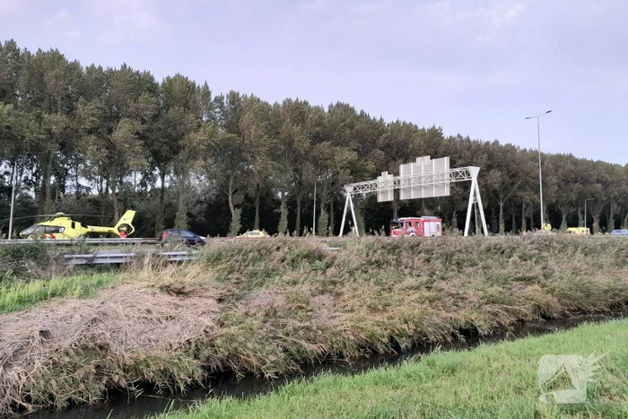 Traumahelikopter landt op snelweg nadat auto tegen boom klapt, twee gewonden