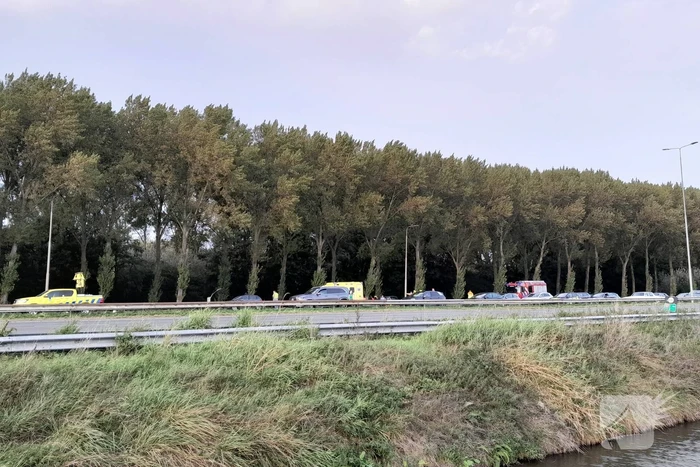 Traumahelikopter landt op snelweg nadat auto tegen boom klapt, twee gewonden