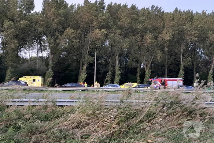 Traumahelikopter landt op snelweg nadat auto tegen boom klapt, twee gewonden