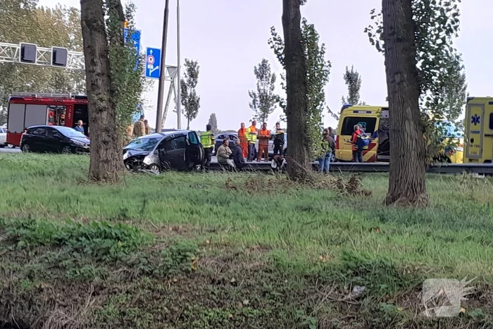 Traumahelikopter landt op snelweg nadat auto tegen boom klapt, twee gewonden