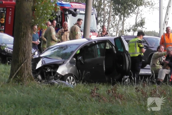 Traumahelikopter landt op snelweg nadat auto tegen boom klapt, twee gewonden