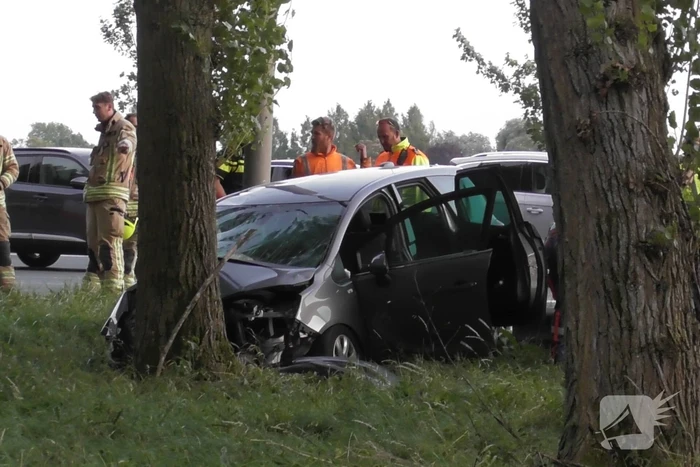 Traumahelikopter landt op snelweg nadat auto tegen boom klapt, twee gewonden