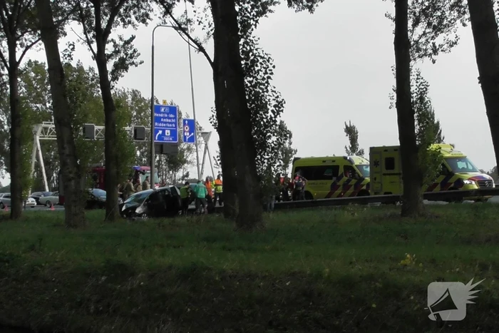 Traumahelikopter landt op snelweg nadat auto tegen boom klapt, twee gewonden