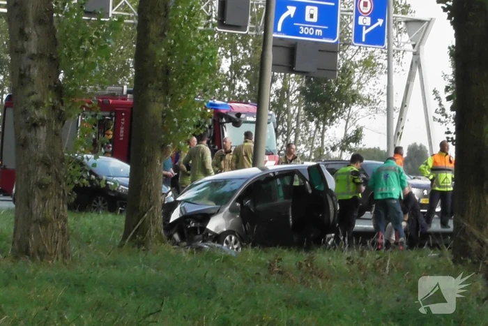 Traumahelikopter landt op snelweg nadat auto tegen boom klapt, twee gewonden