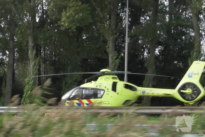 Traumahelikopter landt op snelweg nadat auto tegen boom klapt, twee gewonden