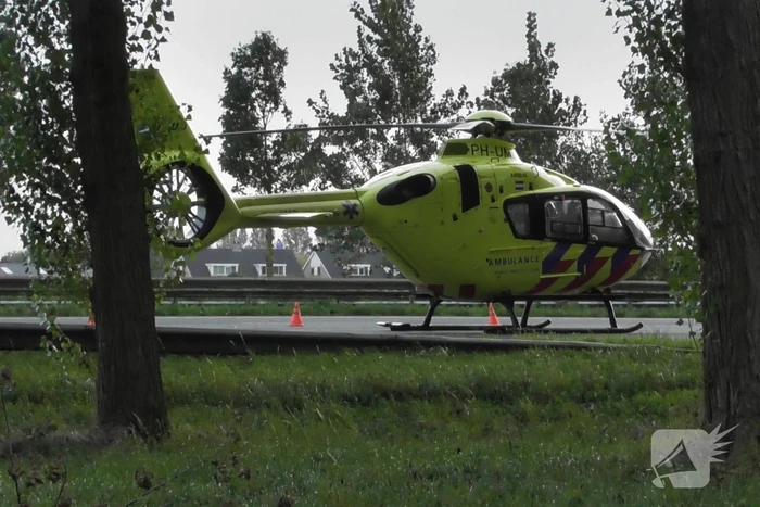Traumahelikopter landt op snelweg nadat auto tegen boom klapt, twee gewonden
