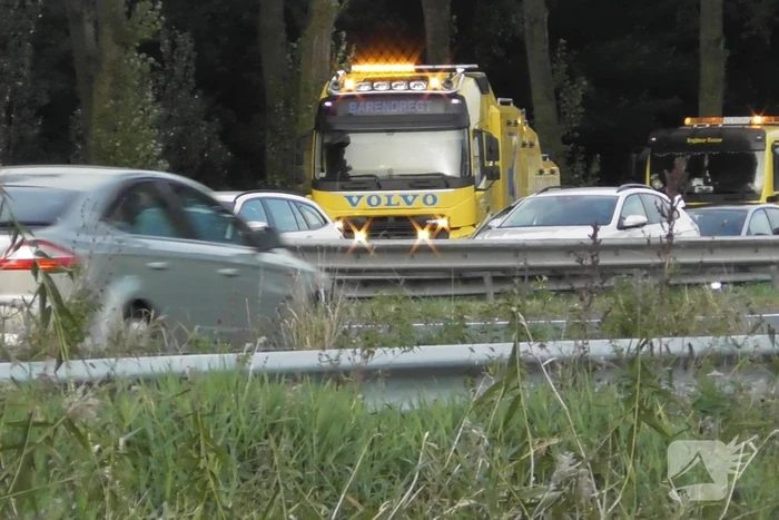 Traumahelikopter landt op snelweg nadat auto tegen boom klapt, twee gewonden