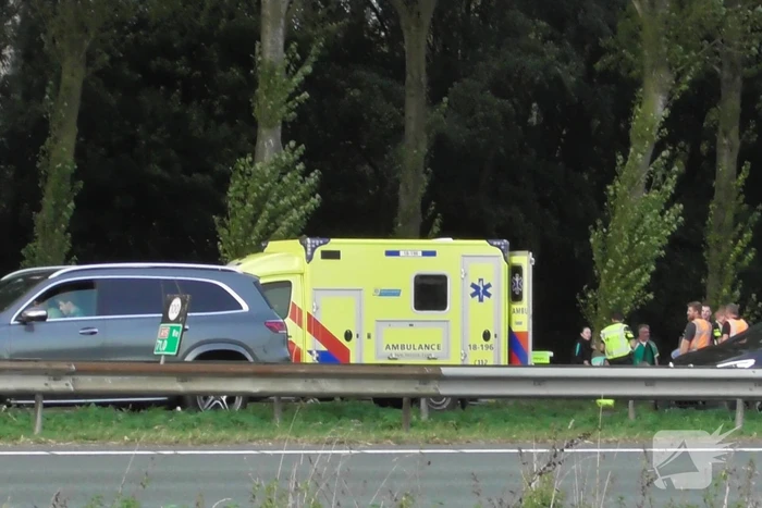 Traumahelikopter landt op snelweg nadat auto tegen boom klapt, twee gewonden