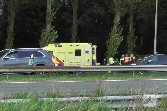 Traumahelikopter landt op snelweg nadat auto tegen boom klapt, twee gewonden