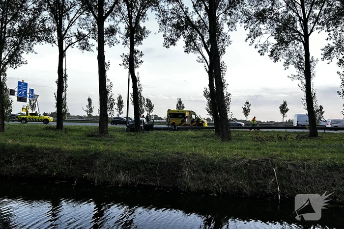 Traumahelikopter landt op snelweg nadat auto tegen boom klapt, twee gewonden