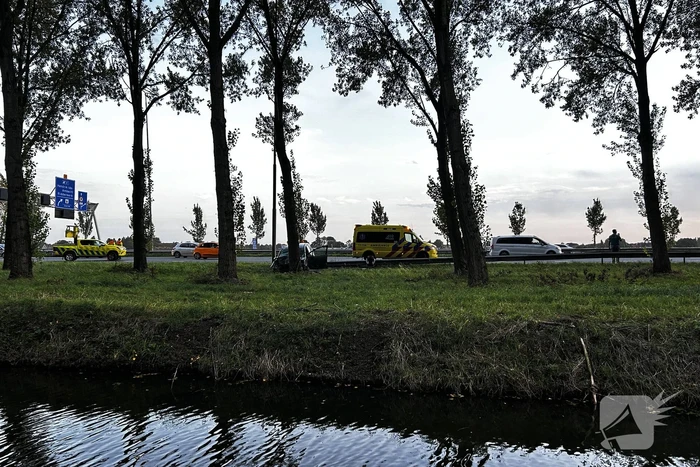 Traumahelikopter landt op snelweg nadat auto tegen boom klapt, twee gewonden