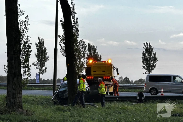 Traumahelikopter landt op snelweg nadat auto tegen boom klapt, twee gewonden