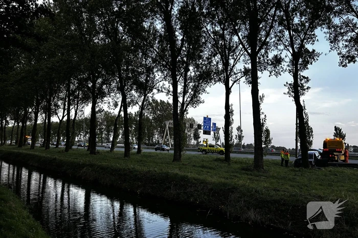 Traumahelikopter landt op snelweg nadat auto tegen boom klapt, twee gewonden