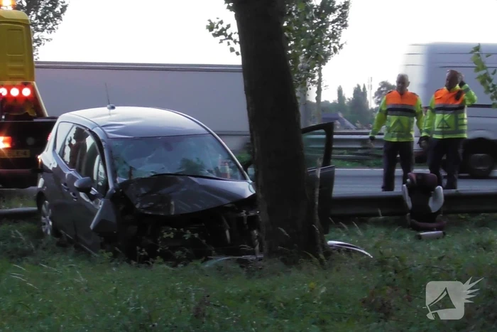 Traumahelikopter landt op snelweg nadat auto tegen boom klapt, twee gewonden