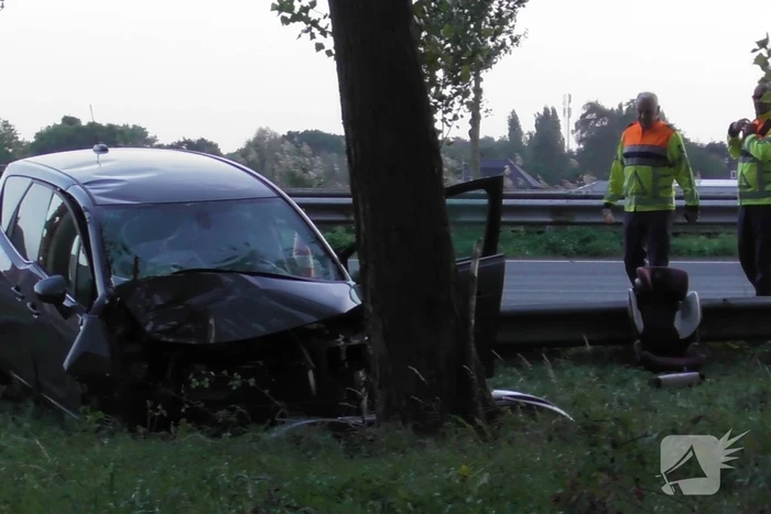Traumahelikopter landt op snelweg nadat auto tegen boom klapt, twee gewonden