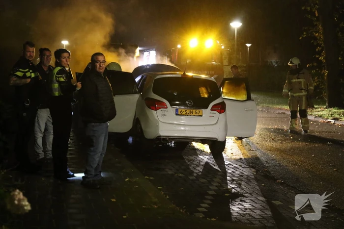 Brandweer blust brandende auto