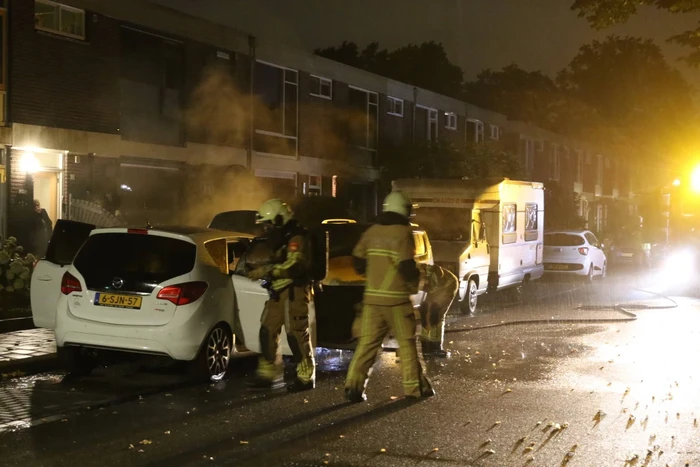 Brandweer blust brandende auto