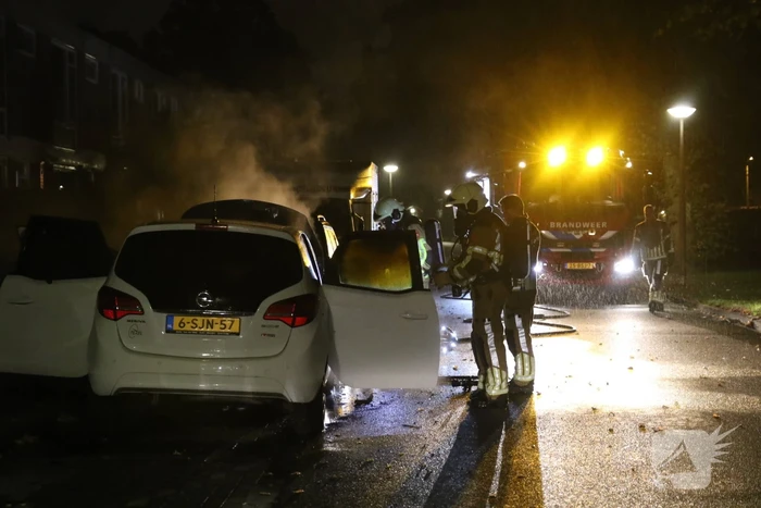 Brandweer blust brandende auto